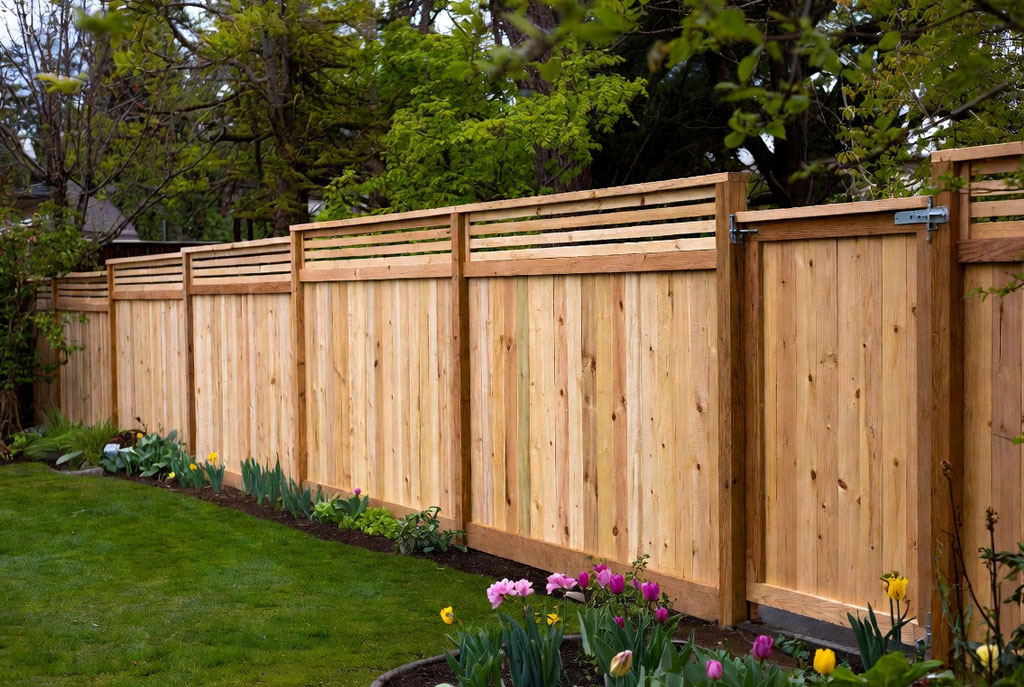 New cedar fence installed by HOMEMASTERS on a Vancouver Washington residential property in spring